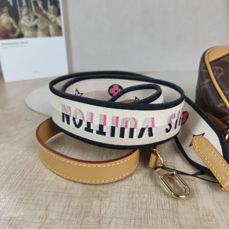 Louis Vuitton Crossbody Bag Diane Baguette Bag Shoulder Strap PVC Small 24 × 9 × 15 cm — detail view 11 of 13