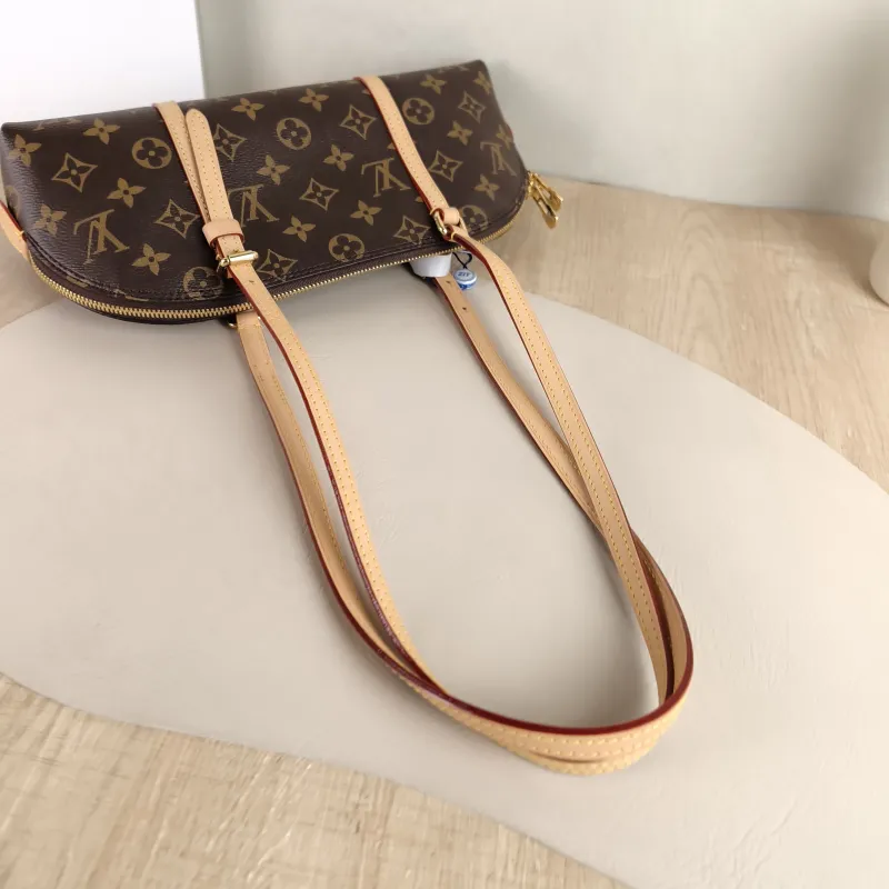 Louis Vuitton Shoulder Bag Squire East West Monogram PVC One Size 29 × 8 × 14 cm — detail view 6 of 9