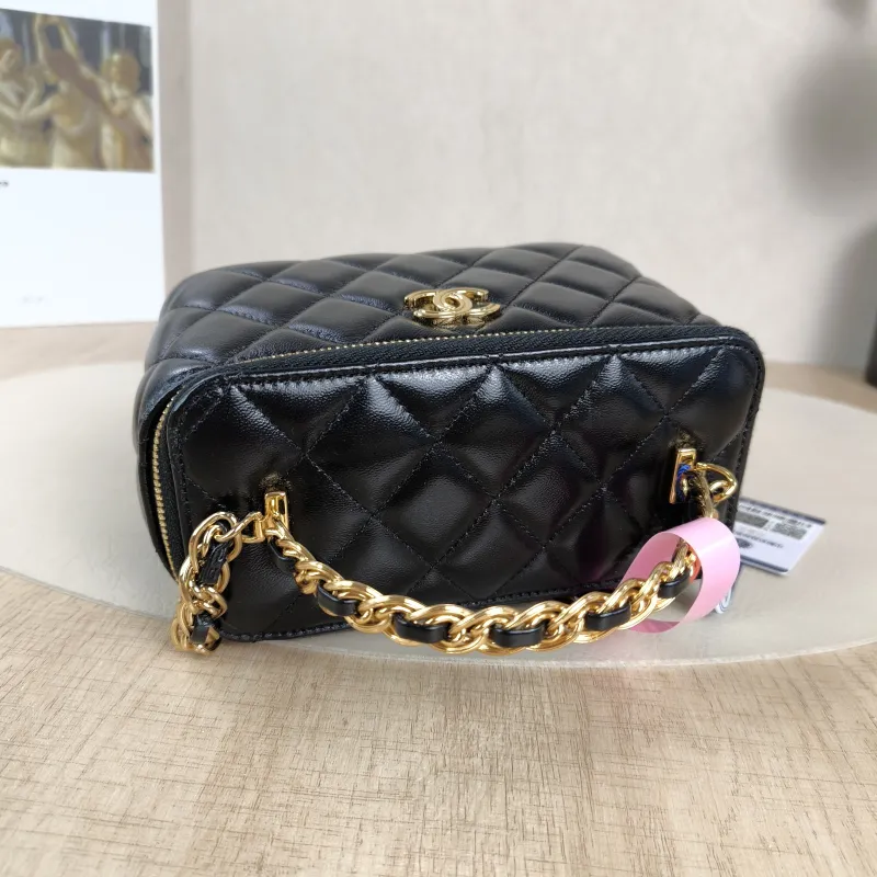 Chanel Crossbody Bag Edition Black Lambskinmini16 × 8 × 9.5 cm — detail view 9 of 14