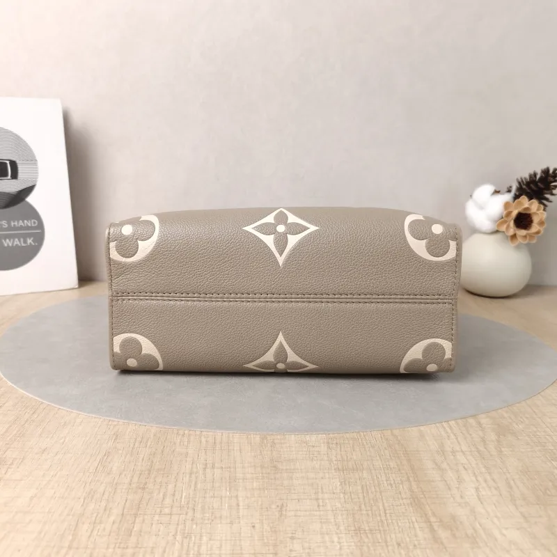 Louis Vuitton Shoulder Bag Onthego · White Empreinte Embossed Calfskin Monogram Small25 × 11.5 × 19 cm — cover view 2 of 5
