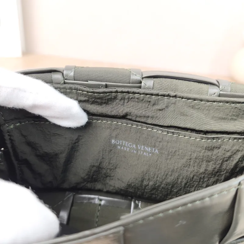 Bottega Veneta Crossbody Bag Cassette Woven Calfskin 18 × 5 × 9.5 cm — detail view 4 of 11