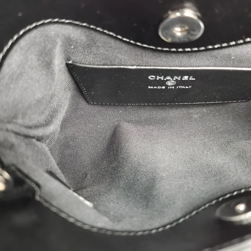 Chanel Shoulder Bag31Bag v Waxed Leather Calfskinnano20.5 × 3.5 × 17 cm — detail view 9 of 12