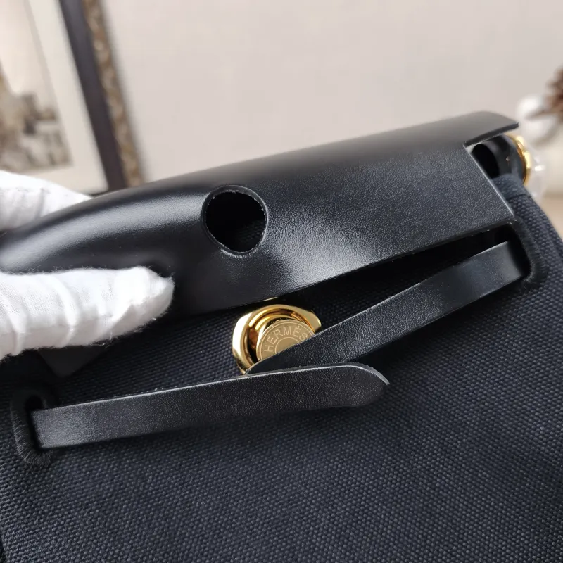 Hermès Crossbody Bag Herbag Zip 20Black Calfskin，Canvasmini20.5 × 7 × 16.5 cm — detail view 2 of 19