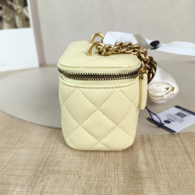 Chanel Crossbody Bag Edition Yellow Lambskin One Size 10 × 7 × 9 cm — detail view 10 of 12