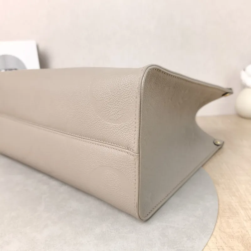 Louis Vuitton Shoulder Bag Onthego Medium Monogram Empreinte Embossed Calfskin Medium 35 × 14 × 27 cm — detail view 4 of 11