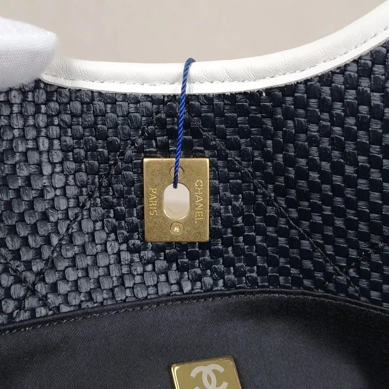 Chanel Shoulder Bag White Woven One Size19 × 7 × 20 cm — detail view 1 of 8