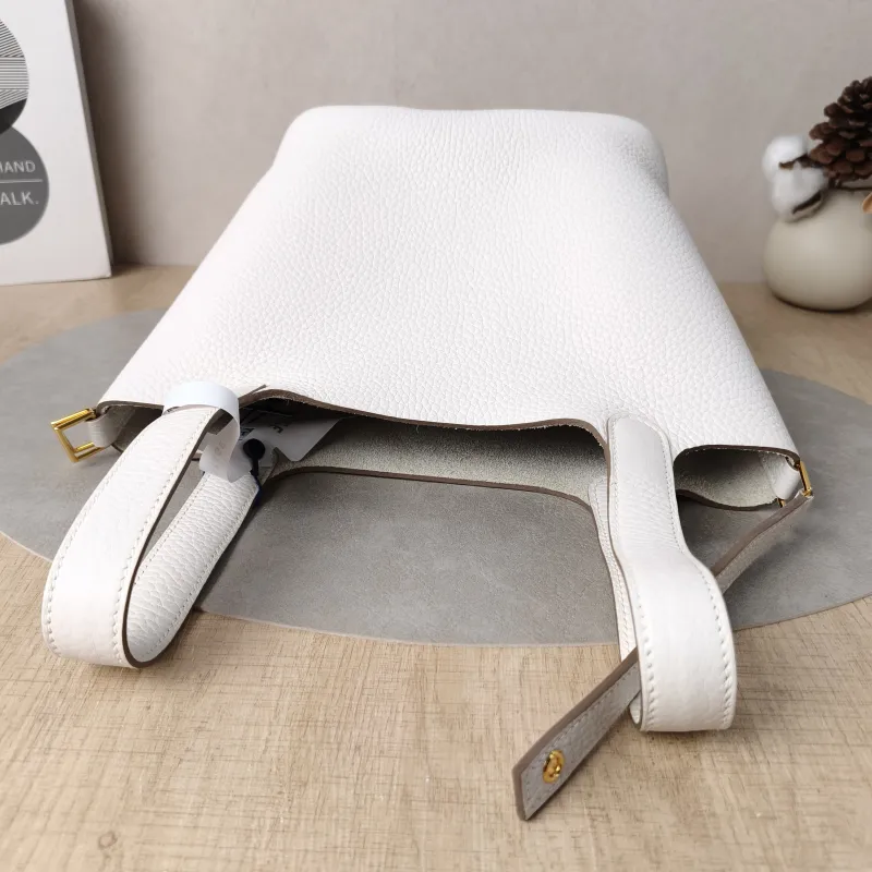 Hermès Top Handle Bag Picotin Lock 18 18M4 Grey Taurillon Clemence TC Calfskin Small18 × 13 × 18 cm — detail view 2 of 15