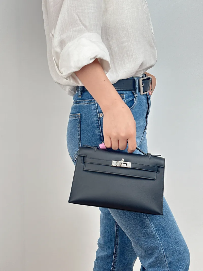 Hermès Top Handle Bag Mini kelly 89Black Swift Calfskin One Size 22 × 7 × 13 cm B — on-model view 1 of 2
