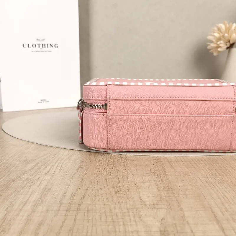 Chanel Crossbody Bag CC Filigree Vanity Cosmetic Bag White Grained Calfskin Medium21 × 8 × 16 cm — detail view 12 of 15