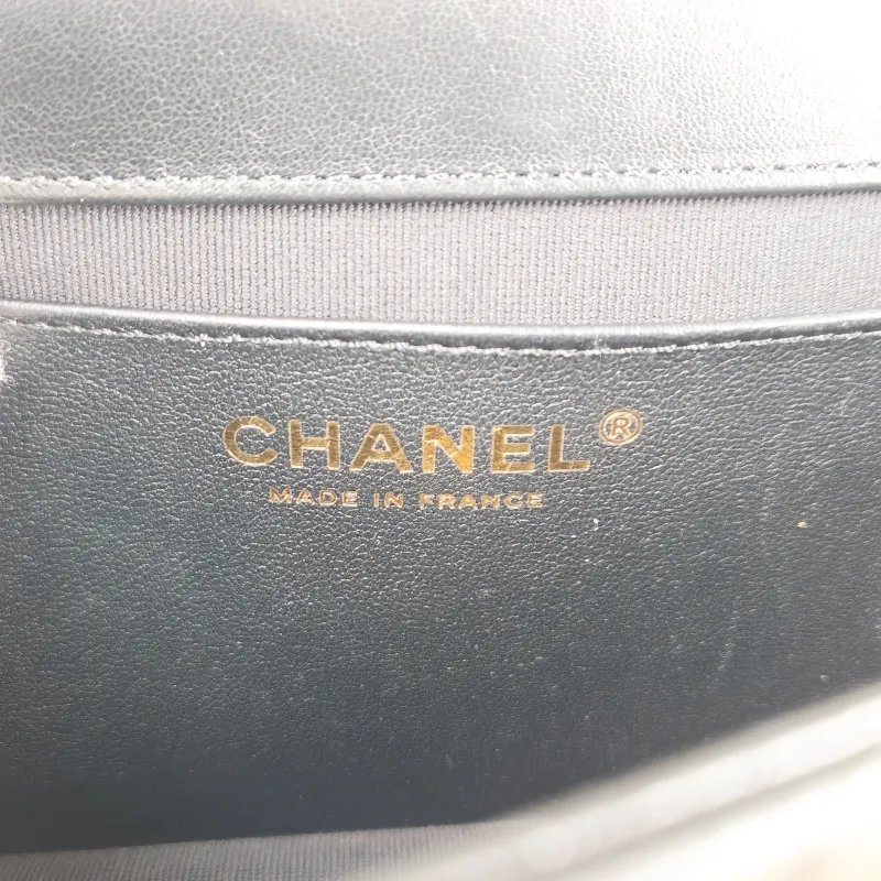 Chanel Crossbody Bag 26c Pearl Black Lambskin Small 20 × 6 × 14 cm — detail view 4 of 12
