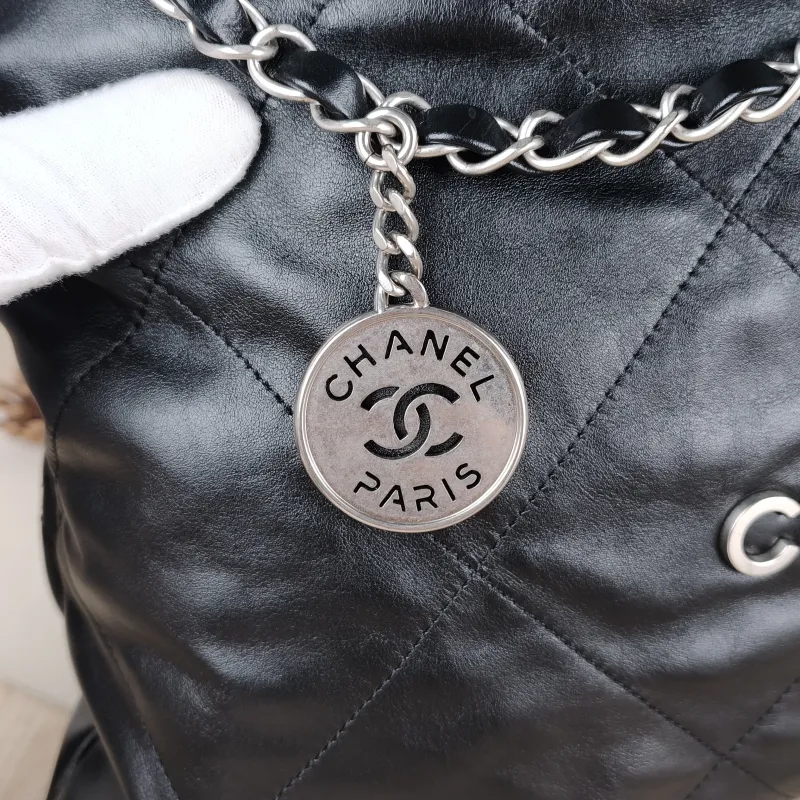 Chanel Shoulder Bag22Bag Black CC alfskin Medium39 × 8 × 42 cm — detail view 6 of 13