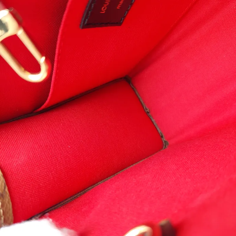 Louis Vuitton Crossbody Bag Onthego BB Monogram PVC BB 18 × 8.5 × 15 cm — detail view 3 of 14