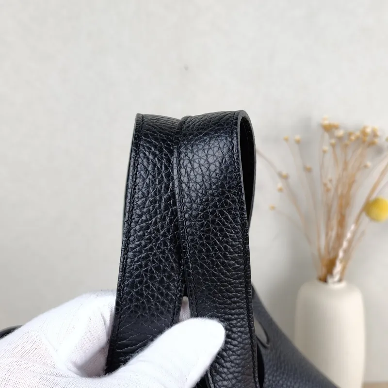Hermès Top Handle Bag Picotin Lock 22 22 Black TC Calfskin Medium 22 × 18 × 21 cm x — detail view 8 of 11