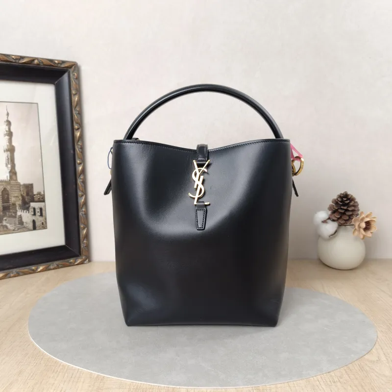 SAINT LAURENT Shoulder Bag LE 37 Black Calfskin Medium20 × 16 × 25 cm