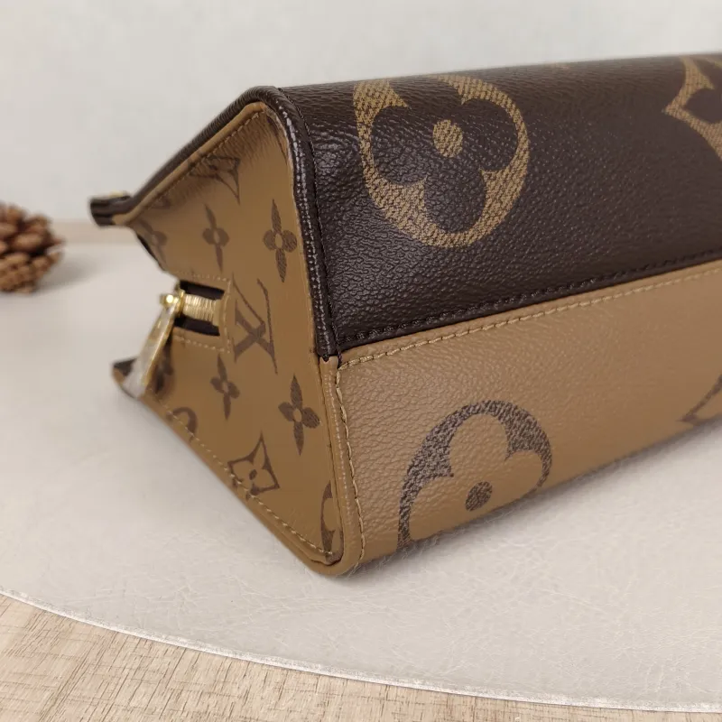 Louis Vuitton Crossbody Bag Onthego East West Monogram PVC Small 25 × 10 × 13 cm — detail view 14 of 15