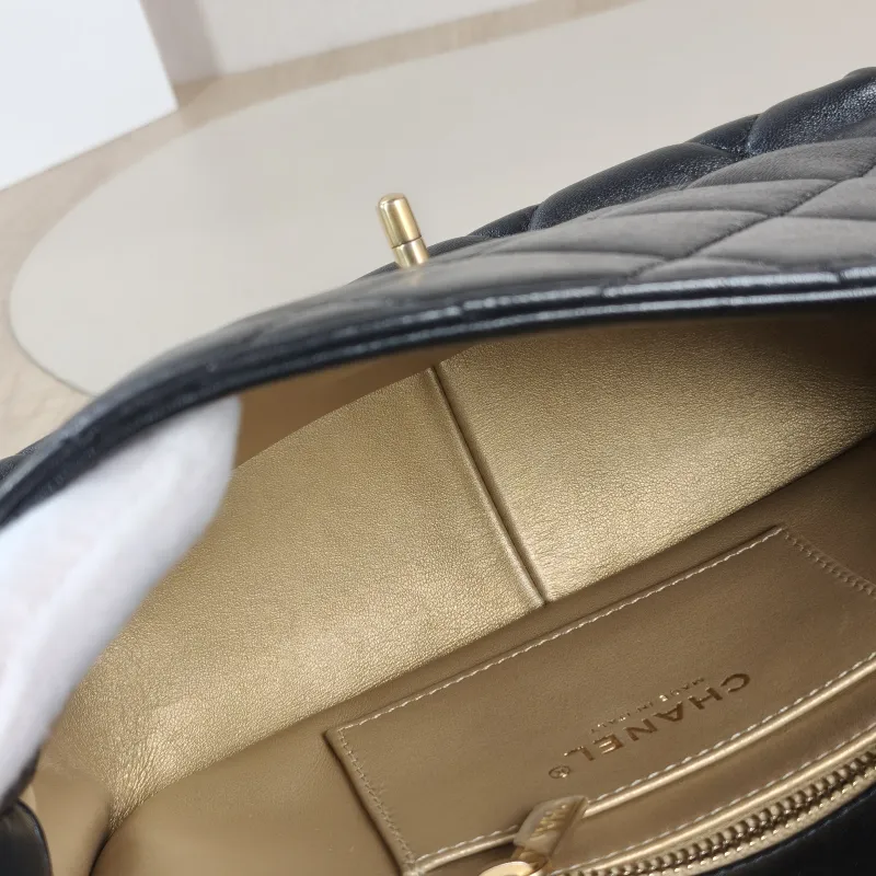Chanel Crossbody Bag 24a Pearl Black Lambskin One Size 22 × 11 × 14.5 cm — detail view 10 of 11