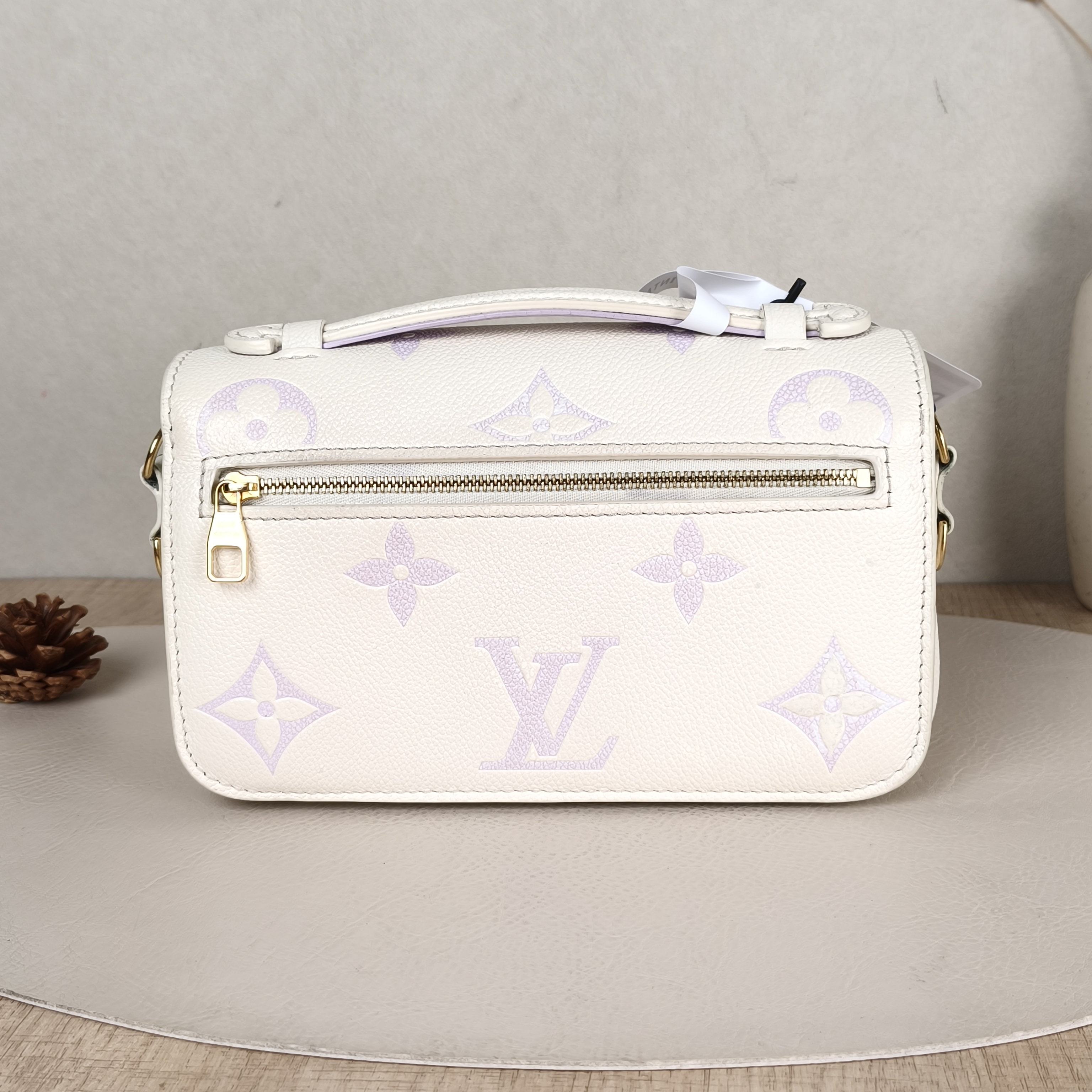 Louis Vuitton Crossbody Bag Pochette Métis East West White · Empreinte Embossed Calfskin Small21.5 × 6 × 13.5 cm — cover view 4 of 5