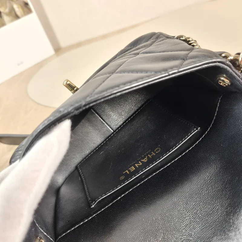 Chanel Shoulder Bag Black Lambskin One Size 17.5 × 6 × 12 cm — detail view 2 of 11