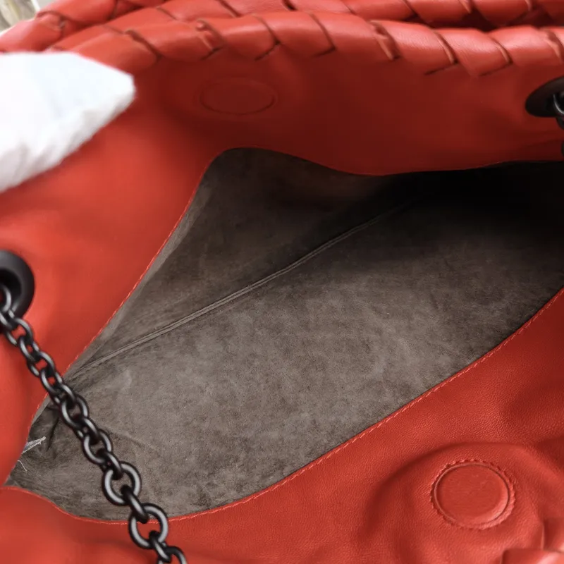 Bottega Veneta Shoulder Bag Shoulder Bag Red Lambskin One Size30 × 4 × 18 cm — detail view 8 of 11