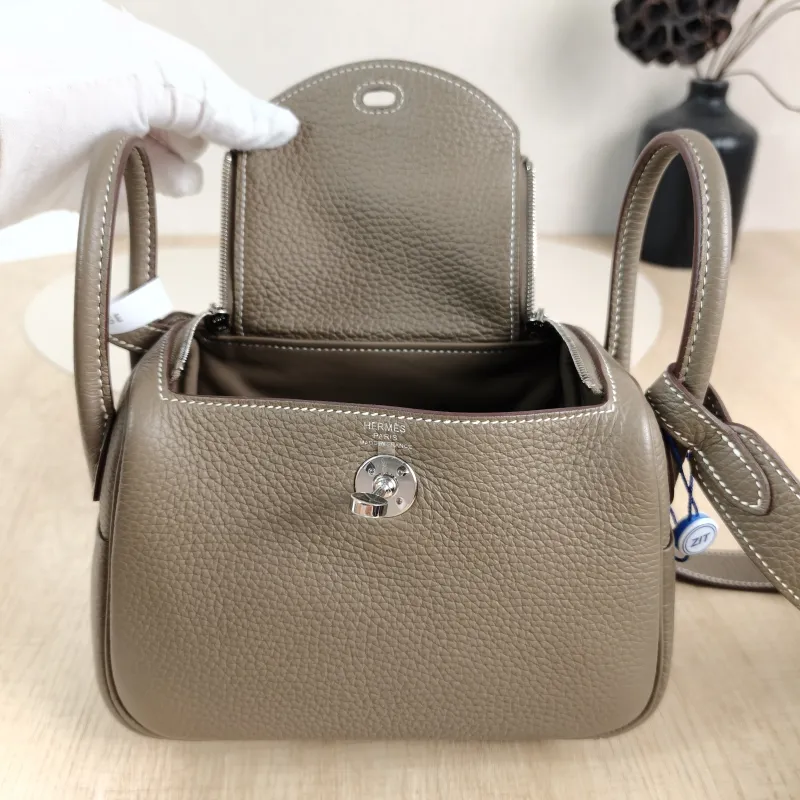Hermès Crossbody Bag Lindy Mini 1918 TC Calfskinmini19 × 9.5 × 13 cm — detail view 5 of 12