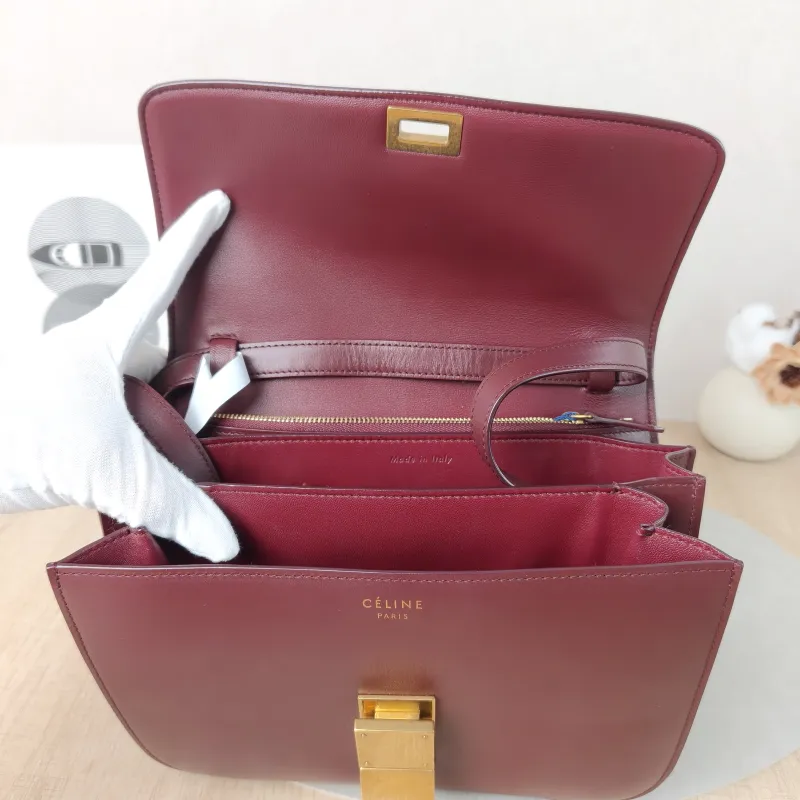CELINE Crossbody Bag Classic Box Red Calfskin Medium24 × 7 × 18 cm Conditioned — detail view 4 of 11