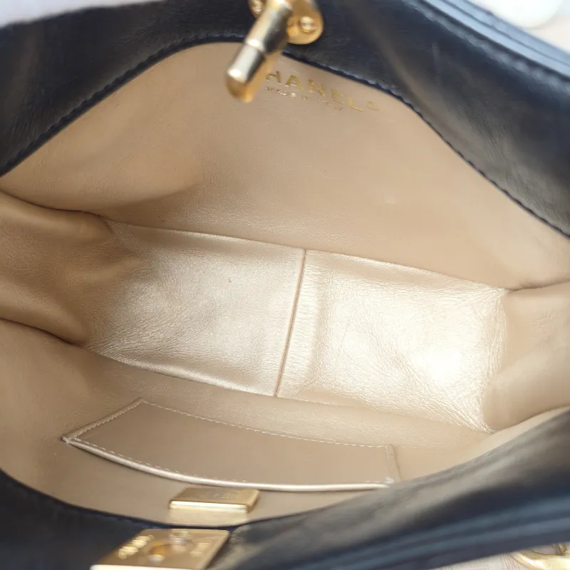 Chanel Shoulder Bag hobo Black Lambskin One Size 19 × 8 × 17 cm — detail view 5 of 12