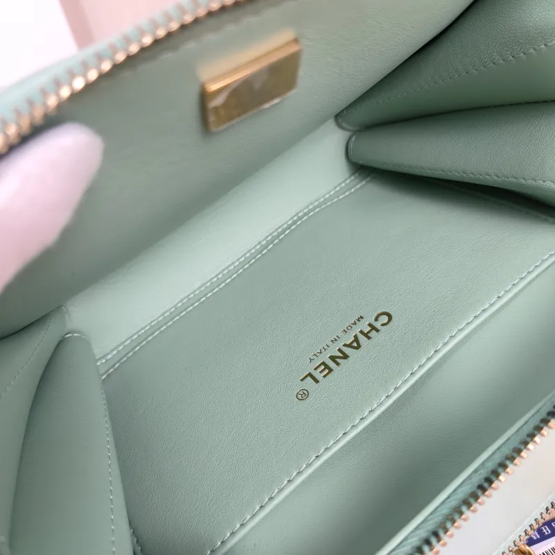 Chanel Crossbody Bag Green Waxed Leathermini18.5 × 8 × 13.5 cm — detail view 5 of 13