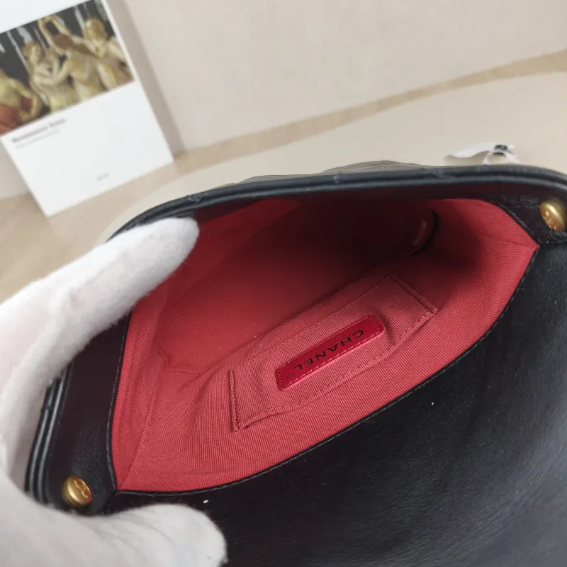 Chanel Pearl hobo Crossbody Bag Black Calfskin One Size18.5 × 7 × 19 cm — detail view 6 of 13