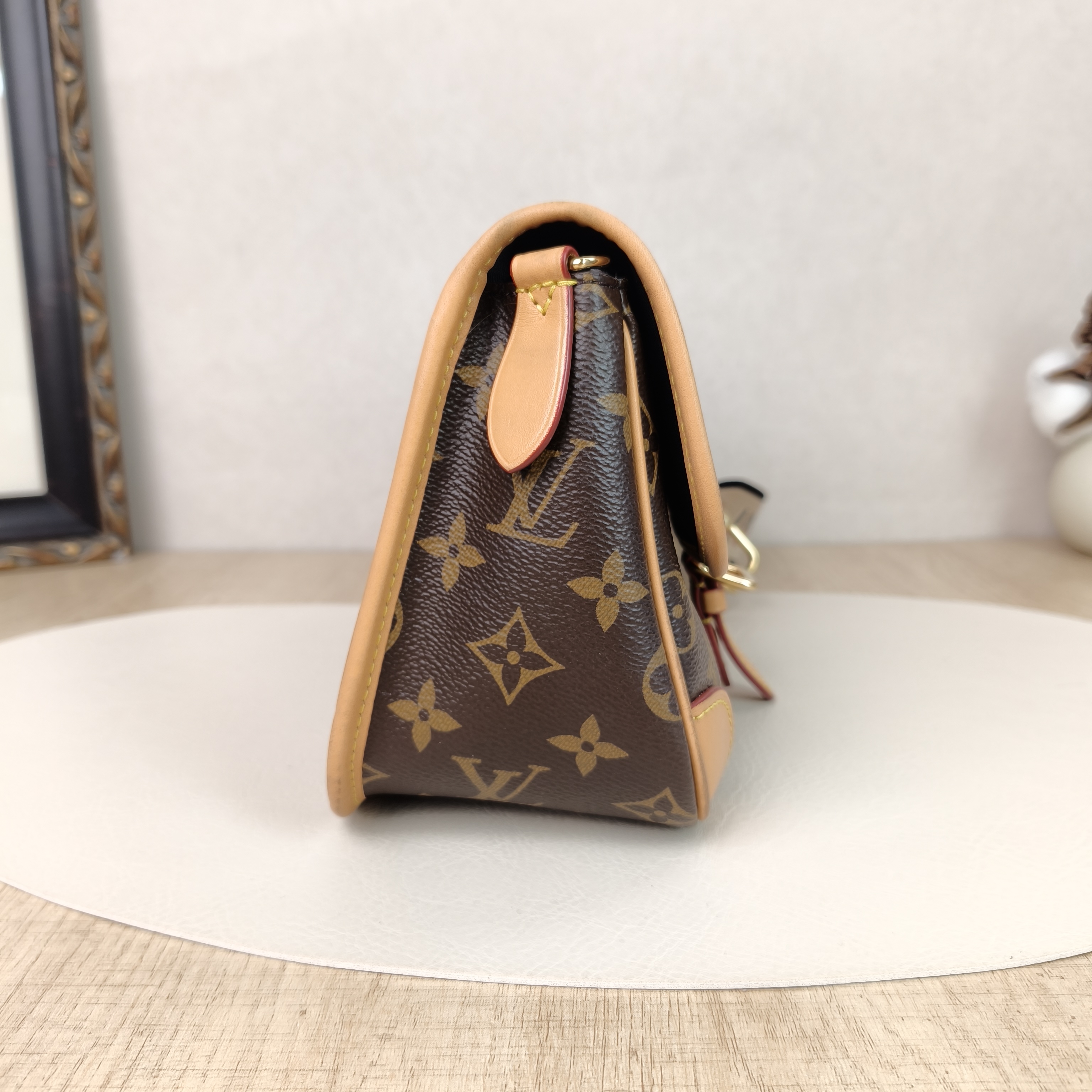 Louis Vuitton Crossbody Bag Diane Baguette Bag Shoulder Strap PVC Small24 × 9 × 15 cm — cover view 3 of 11
