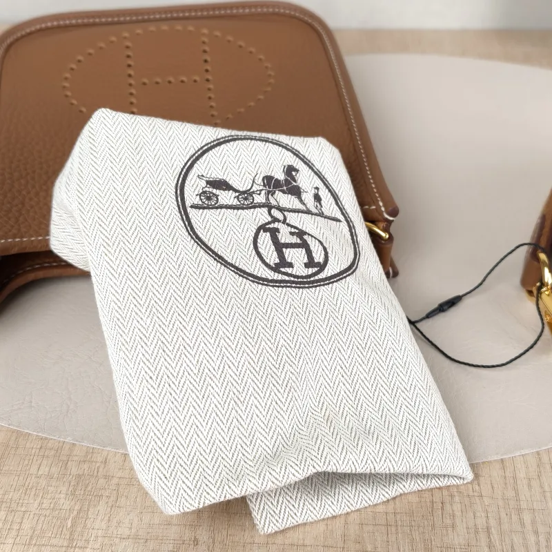 Hermès Crossbody Bag Evelyne Mini 16 Mini 16 Taurillon Clemence TC Calfskin Mini 17 × 5.5 × 18 cm W — detail view 4 of 9