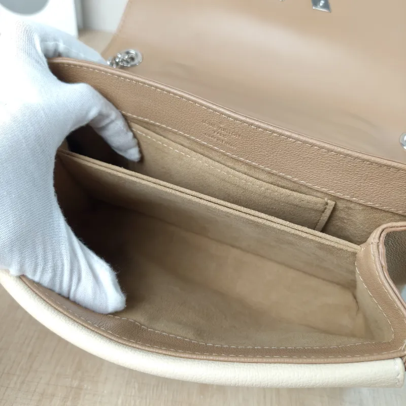 Louis Vuitton Shoulder Bag Very Chain Chain Bag Calfskin One Size24 × 8 × 15 cm — detail view 7 of 14
