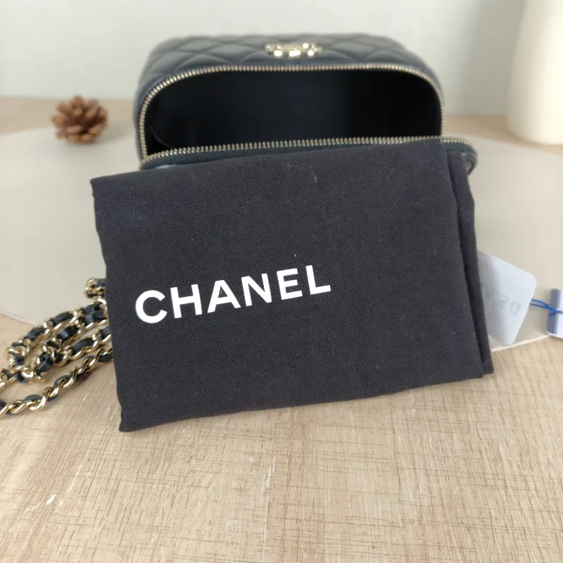 Chanel Crossbody Bag Pearl Edition Black Lambskin One Size16 × 8 × 9.5 cm — detail view 2 of 14