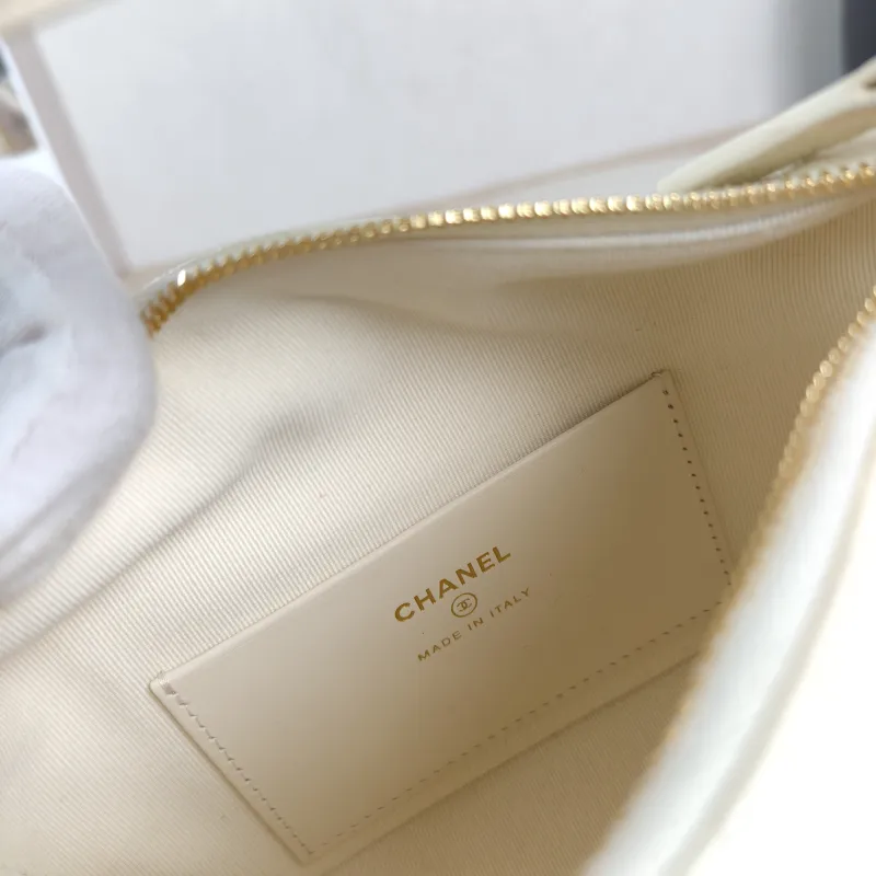 Chanel Crossbody Bag Crossbody Bag White Grained Calfskin One Size 16 × 6.5 × 13 cm — detail view 10 of 11