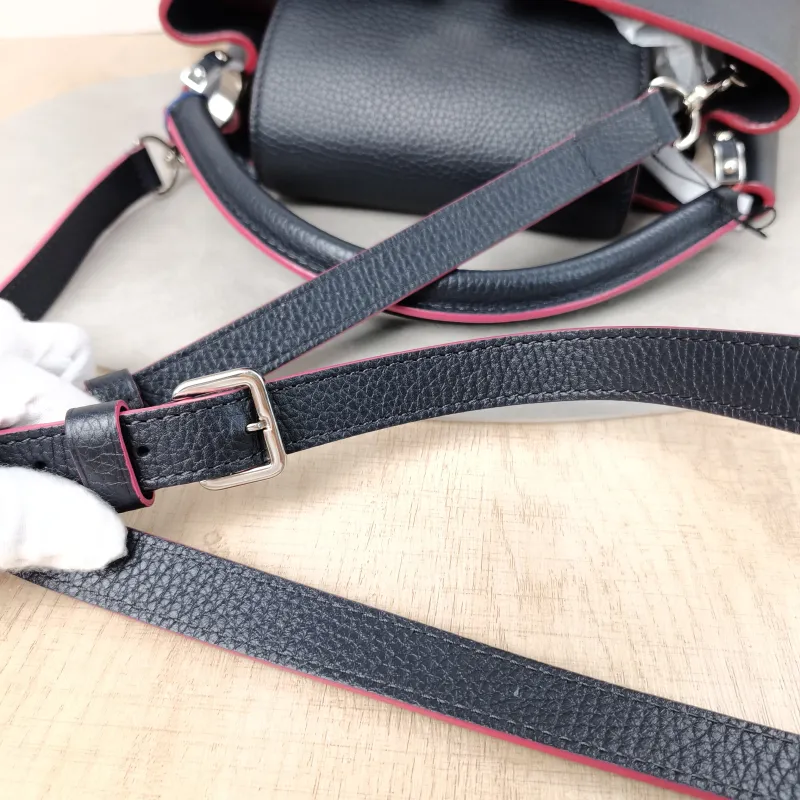 Louis Vuitton Top Handle Bag Capucines Black Calfskin Medium31.5 × 11 × 20 cm — detail view 3 of 22