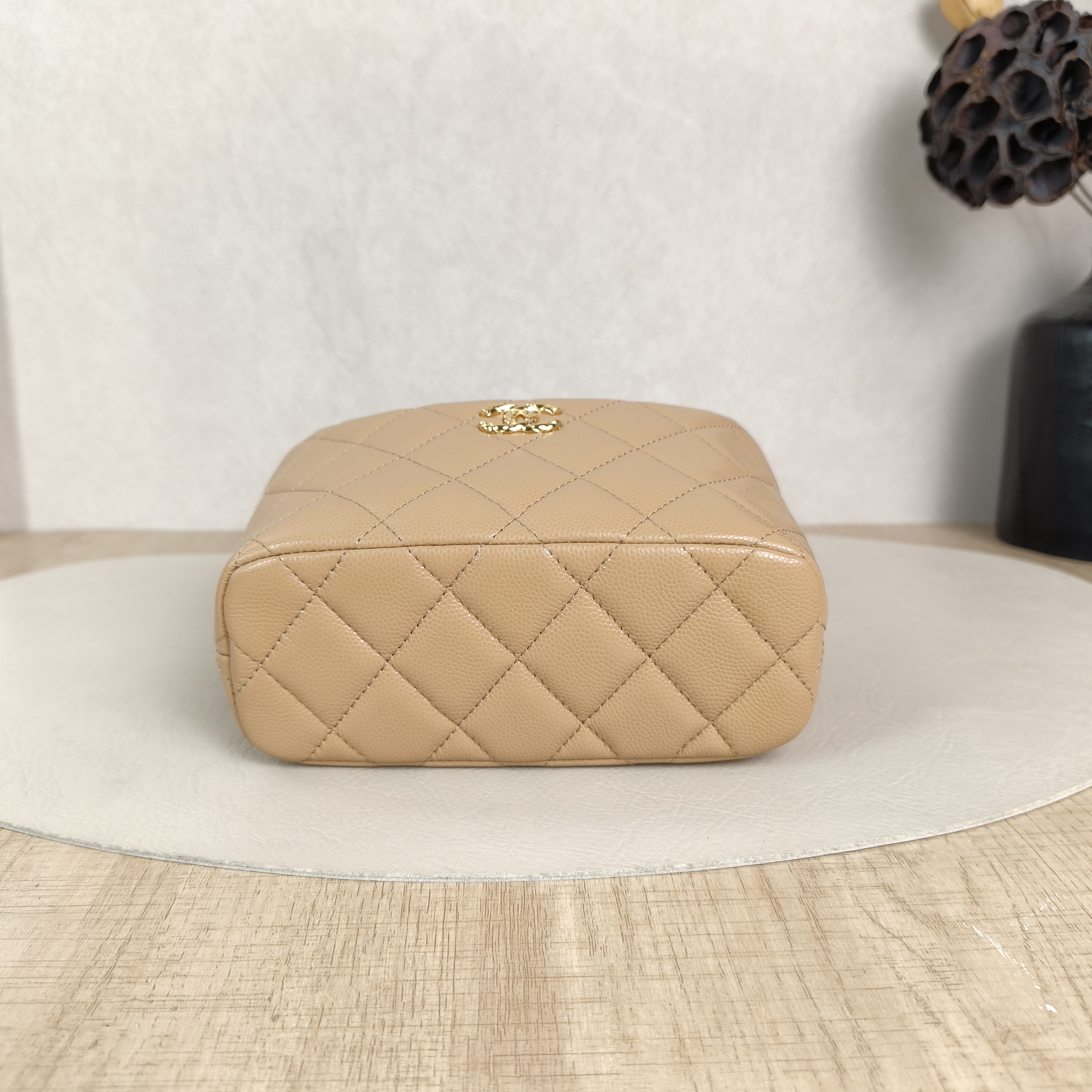Chanel Crossbody Bag25a Gold-Tone Hardware Taupe Grained Calfskin One Size16 × 6 × 13.5 cm — cover view 3 of 5