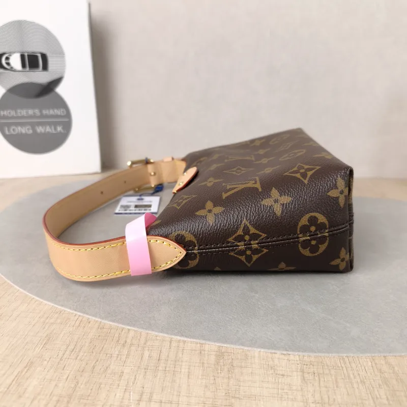 Louis Vuitton Shoulder Bag Pochette Hills Monogram PVC One Size 18.5 × 6.5 × 11 cm — detail view 9 of 11