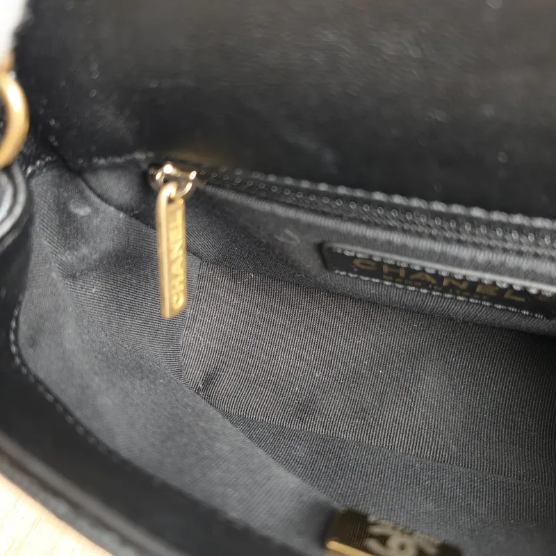 Chanel Crossbody Bag Edition Black Calfskinmini16.5 × 7 × 13 cm — detail view 3 of 15