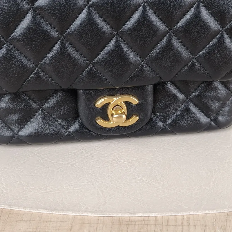 Chanel Crossbody Bag24p Pearl Black Lambskinmini17 × 5 × 12.5 cm — detail view 8 of 14