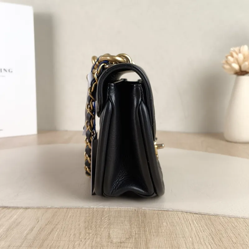 Chanel Crossbody Bag Crossbody Bag Black Calfskin One Size18.5 × 7 × 13 cm — detail view 8 of 11