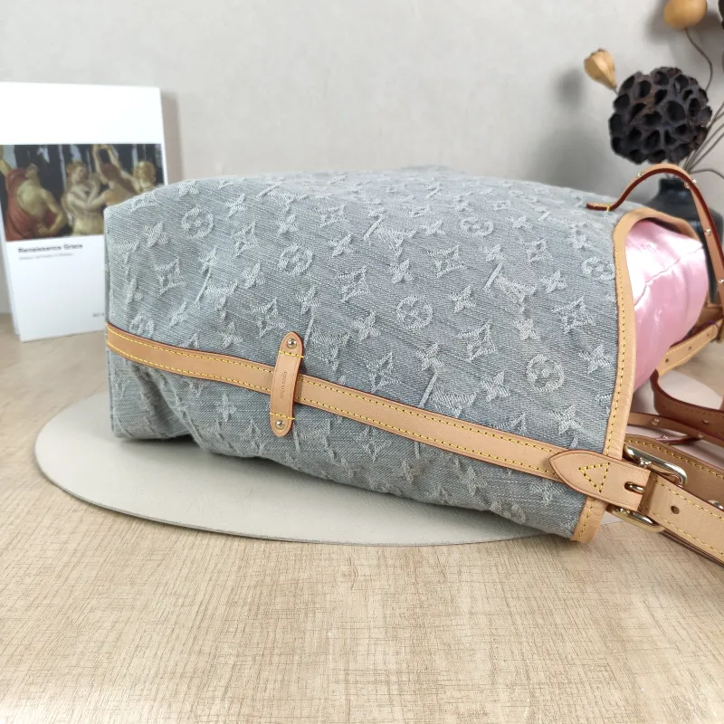 Louis Vuitton Crossbody Bag Carryall Grey Medium39 × 15 × 30 cm — detail view 9 of 14