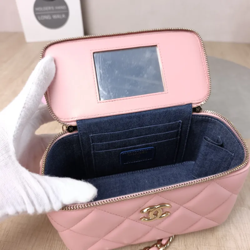 Chanel Crossbody Bag Edition Pink Lambskin One Size 16 × 8 × 9.5 cm 31 — detail view 4 of 12