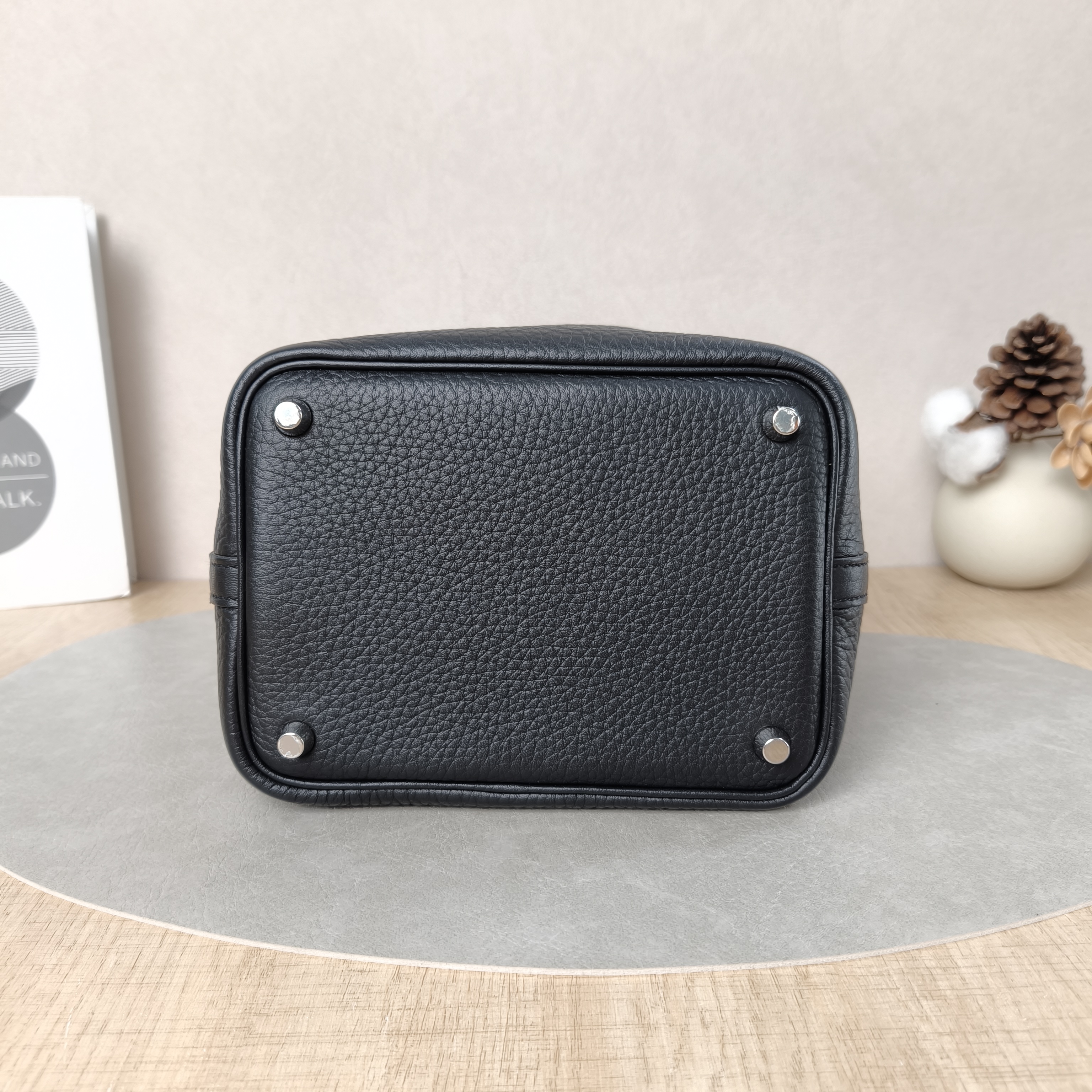 Hermès Top Handle Bag Picotin Lock 18 18Black Clemence Taurillon TC Calfskin Small18 × 13 × 19 cm — cover view 5 of 6