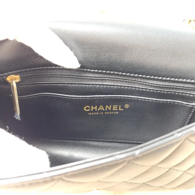 Chanel Crossbody Bag Pearl Crossbody Bag Black Lambskin One Size20 × 5 × 13 cm — detail view 1 of 15