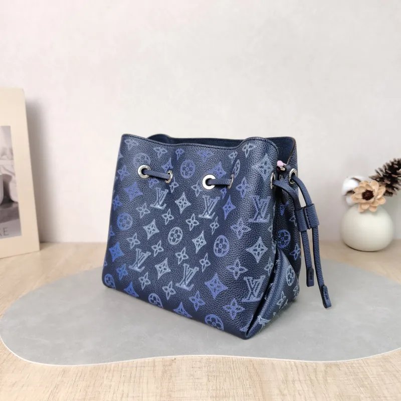 Louis Vuitton Crossbody Bag BELLA · Calfskin One Size 22 × 14 × 19 cm — cover view 2 of 5