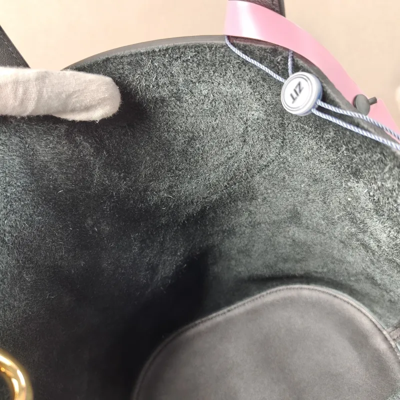 Hermès Top Handle Bag In-the-Loop 23 89Black Taurillon Clemence TC Calfskin Medium 23 × 15 × 25 cm B — detail view 9 of 12