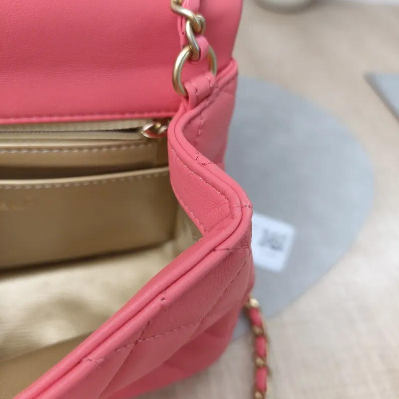 Chanel Crossbody Bag Pink Lambskinmini17 × 8 × 13.5 cm — detail view 14 of 19