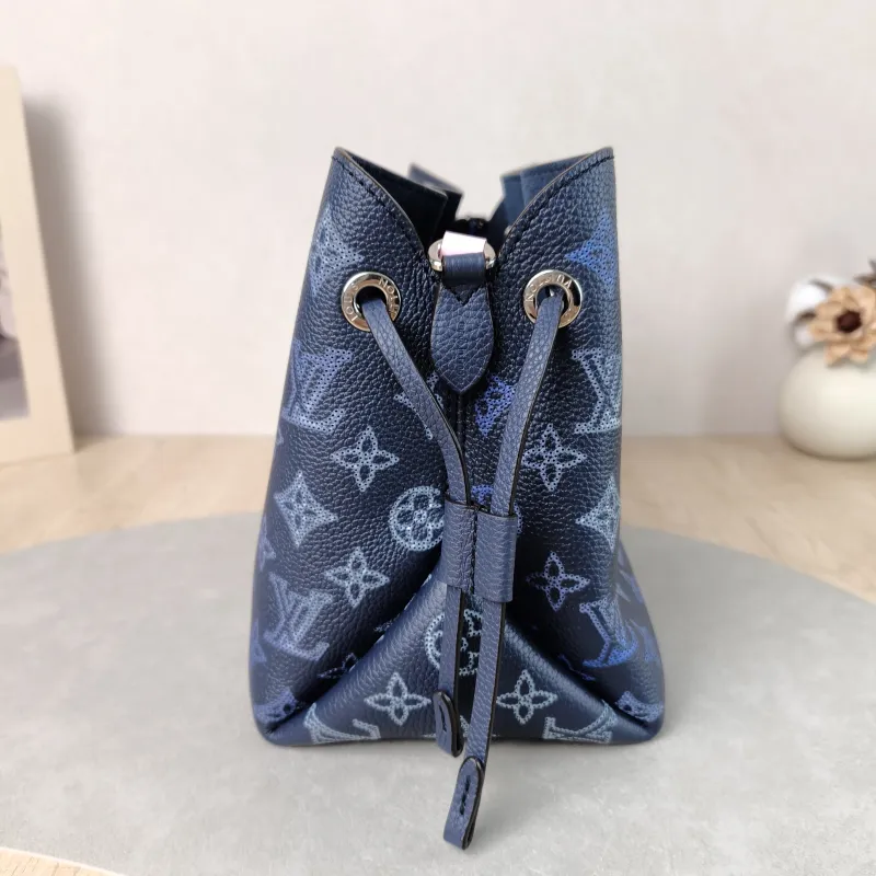 Louis Vuitton Crossbody Bag BELLA · Calfskin One Size 22 × 14 × 19 cm — detail view 10 of 11