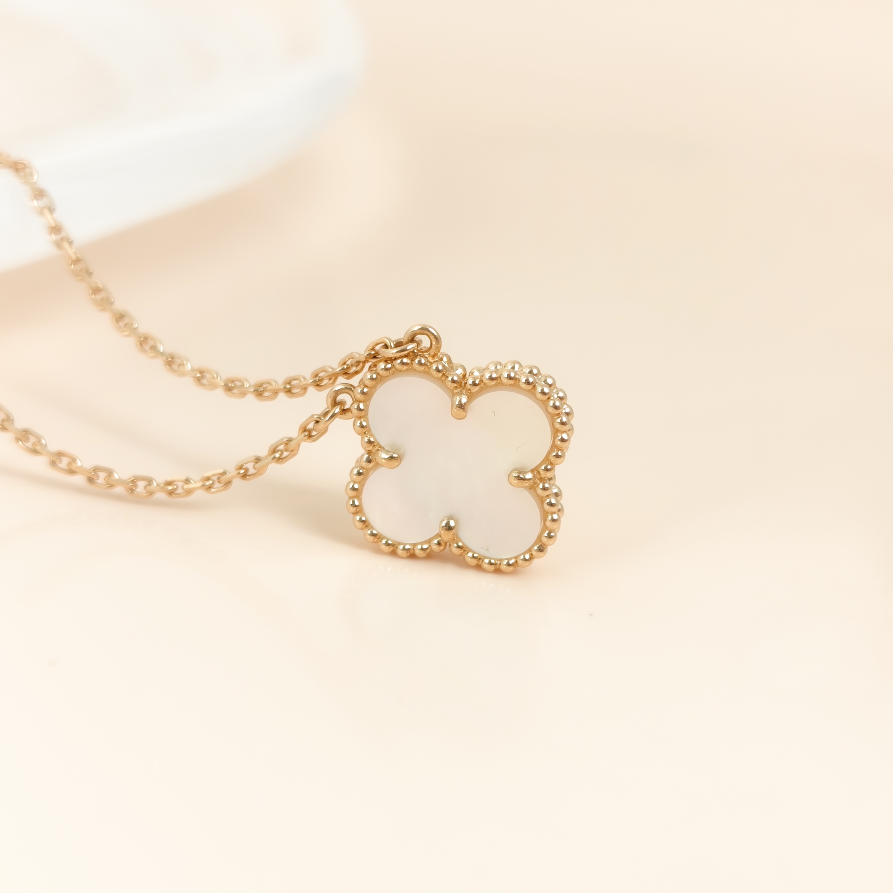 Van Cleef & Arpels Necklace Alhambra Pearl · White Mother-of-Pearl18KY ellow Gold Vintage Small1.5 × 1.5 × 41 cm — cover view 5 of 10