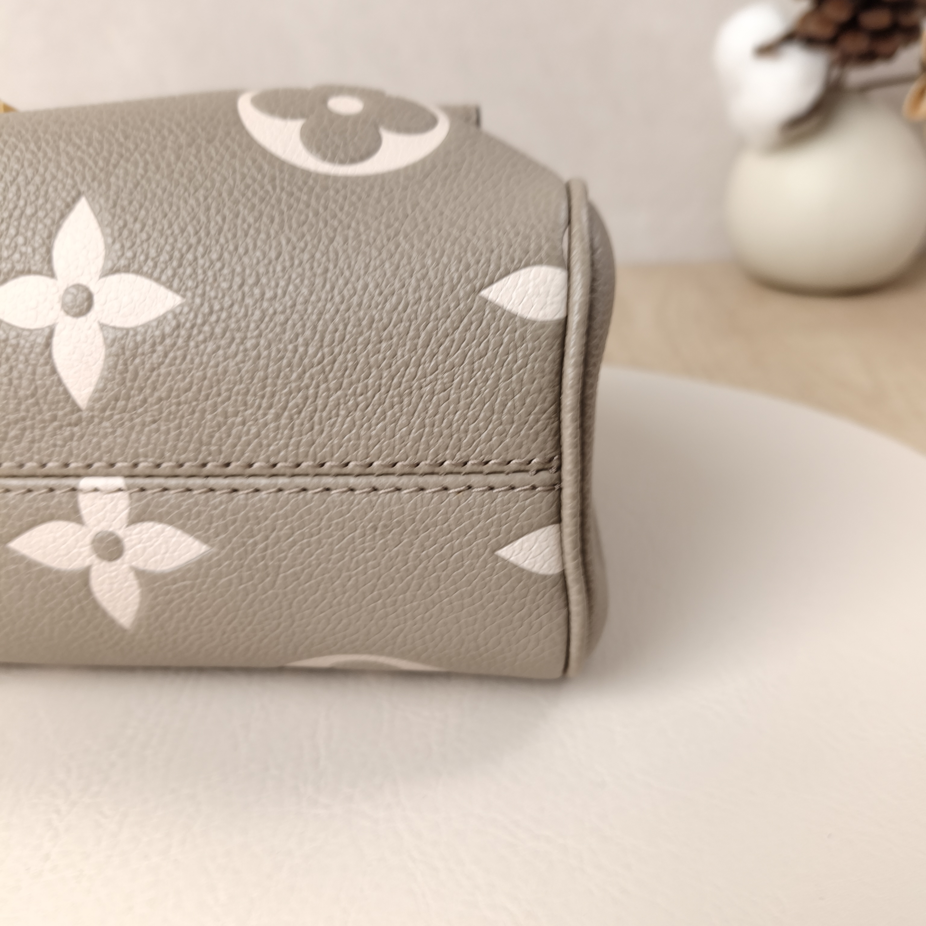 Louis Vuitton Crossbody Bag Favorite Monogram Empreinte Embossed Calfskin Medium24 × 9 × 14 cm — cover view 5 of 10