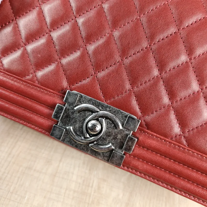 Chanel Crossbody Bag Le Boy​Red Calfskin Medium25 × 9 × 15 cm — detail view 1 of 14